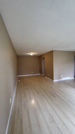 3 Beds 2 Baths Main Floor - 3 Beds 2 Baths Main Floor - lokatix rental apartment