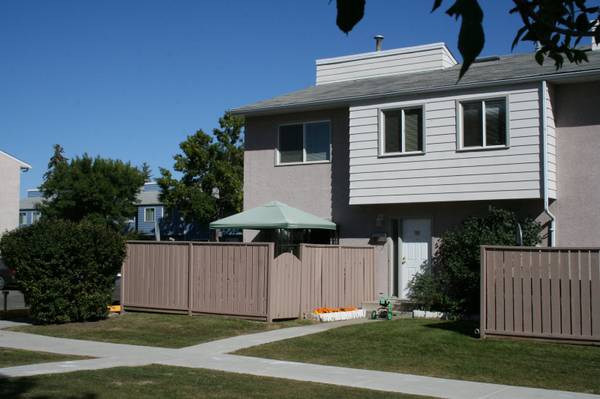 3 Bedrooms Townhouse in Acadia! close to South Centre. - 3 Bedrooms Townhouse in Acadia! close to South Centre. - lokatix rental apartment