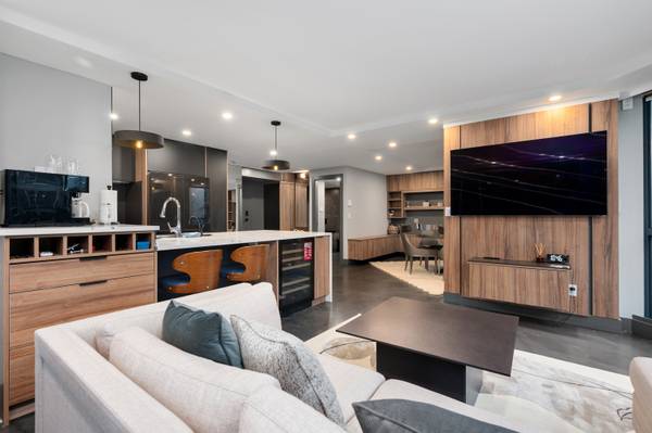 Fully Furnished Reno'd Modern 2 Bed, 2 Bath in Coal Harbour w/ Pool! - Fully Furnished Reno'd Modern 2 Bed, 2 Bath in Coal Harbour w/ Pool! - location appartement lokatix