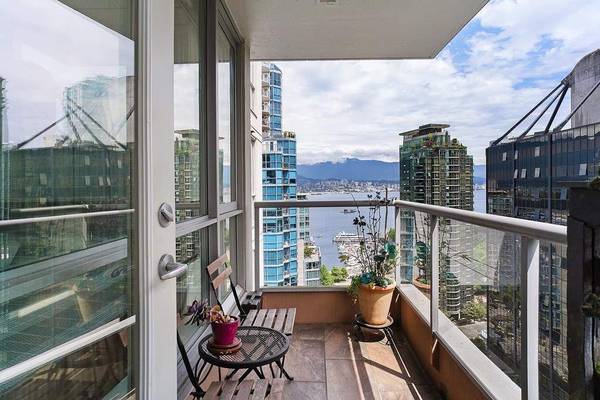 Updated 1 Bed & Den w/ Parking & Locker in Downtown Vancouver - Updated 1 Bed & Den w/ Parking & Locker in Downtown Vancouver - lokatix rental apartment