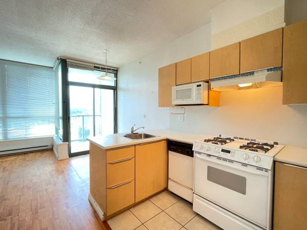 Studio Apartment with Floor-to-Ceiling Windows and Spectacular Views - Studio Apartment with Floor-to-Ceiling Windows and Spectacular Views - lokatix rental apartment