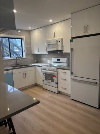 1 bed, living room, bath, laundry in Burnaby Gilpin - 1 bed, living room, bath, laundry in Burnaby Gilpin - lokatix rental apartment