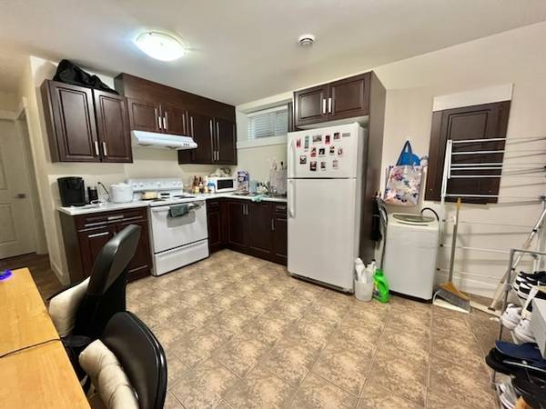 10 min walk to  Joyce-Collingwood Skytrain - Utilities included - 10 min walk to  Joyce-Collingwood Skytrain - Utilities included - lokatix rental apartment