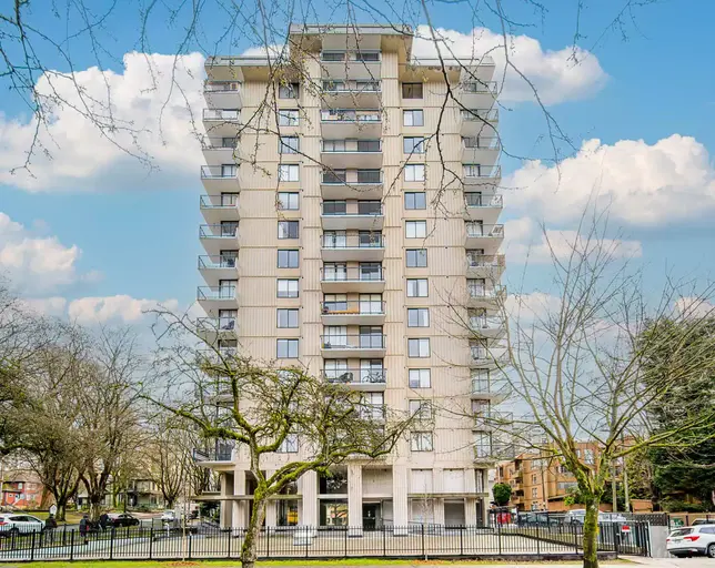 Uniquely Laid Out Renovated Bachelor Apartment with South East Views & Corner Balcony in Heart of West End | 1460 Barclay Street, Vancouver - Uniquely Laid Out Renovated Bachelor Apartment with South East Views & Corner Balcony in Heart of West End | 1460 Barclay Street, Vancouver - location appartement lokatix