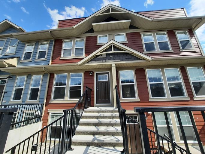 BEAUTIFUL, 2-bedroom, 2 1/2-bathroom townhouse in Riverstone | 351 Cranbrook Square Southeast, Calgary - BEAUTIFUL, 2-bedroom, 2 1/2-bathroom townhouse in Riverstone | 351 Cranbrook Square Southeast, Calgary - location appartement lokatix