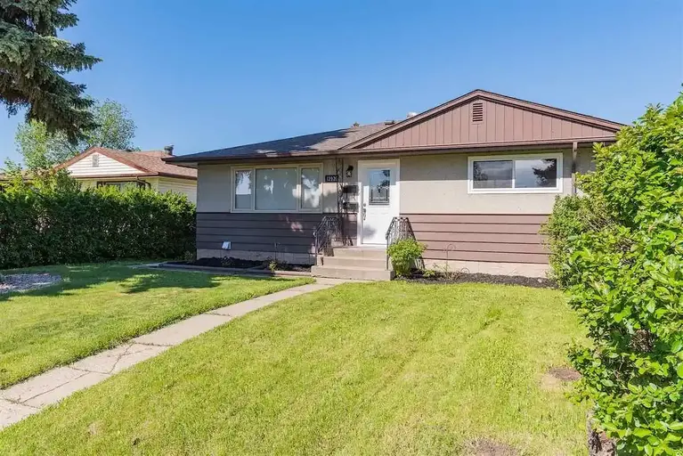 Fully renovated DELUXE BUNGALOW w/ double garage, fenced yard | 12920 88 Street Northwest, Edmonton - Fully renovated DELUXE BUNGALOW w/ double garage, fenced yard | 12920 88 Street Northwest, Edmonton - lokatix rental apartment