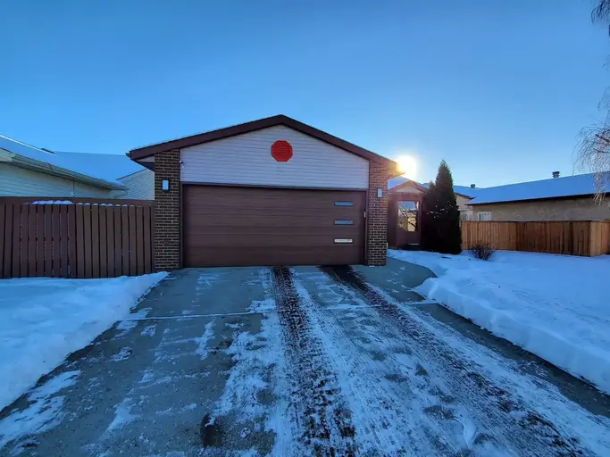 Renovated 3 bedroom 2 bathroom modern home for rent includes home security | Edmonton - Renovated 3 bedroom 2 bathroom modern home for rent includes home security | Edmonton - lokatix rental apartment