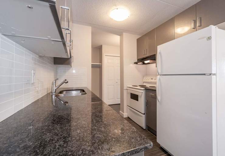 West Wynd Court | 16527 Stony Plain Rd NW, Edmonton - West Wynd Court | 16527 Stony Plain Rd NW, Edmonton - location appartement lokatix