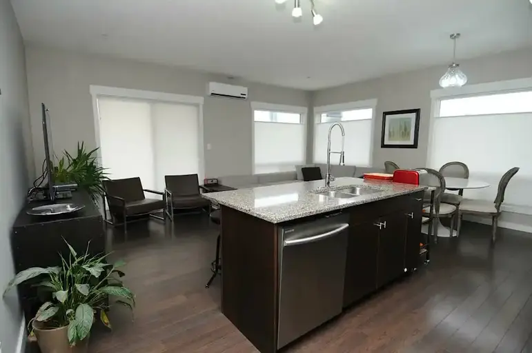 2 BEDROOM 2 BATHROOM GORGEOUS CONDO RIGHT BY THE BREWERY DISTRICT! | 211 - 11425 105 Ave NW, Edmonton - 2 BEDROOM 2 BATHROOM GORGEOUS CONDO RIGHT BY THE BREWERY DISTRICT! | 211 - 11425 105 Ave NW, Edmonton - lokatix rental apartment