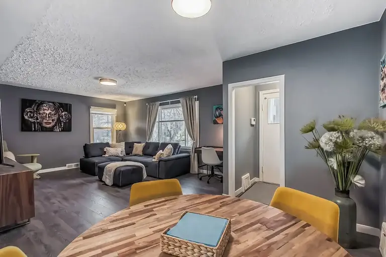 Retro Chic Timeless Mid-Century Modern Home | 2207 17B Street Southwest, Calgary - Retro Chic Timeless Mid-Century Modern Home | 2207 17B Street Southwest, Calgary - location appartement lokatix