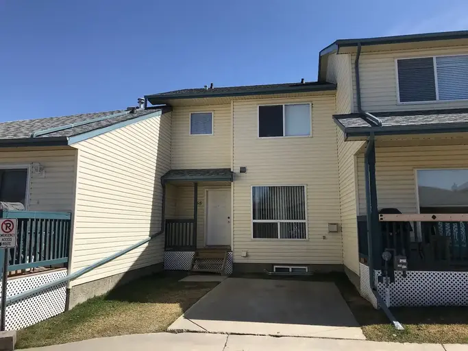 3 Bedroom townhouse steps from NAIT and the Royal Alex Hospital | Edmonton - 3 Bedroom townhouse steps from NAIT and the Royal Alex Hospital | Edmonton - lokatix rental apartment