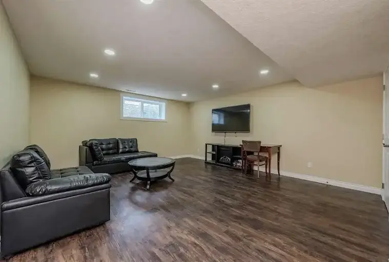 Beautiful Corner House Basement with large family room separate and independent. | 373 Kincora Drive Northwest, Calgary - Beautiful Corner House Basement with large family room separate and independent. | 373 Kincora Drive Northwest, Calgary - location appartement lokatix