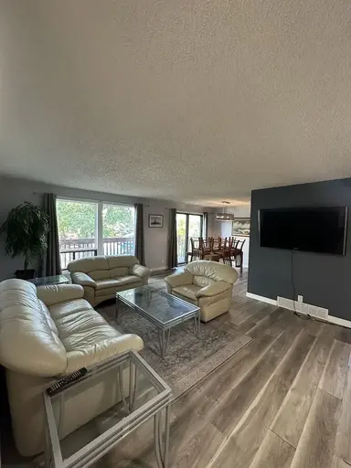 Rarely Available: Bright and Airy Main Floor West Edmonton | 10529 151 St NW, Edmonton - Rarely Available: Bright and Airy Main Floor West Edmonton | 10529 151 St NW, Edmonton - lokatix rental apartment