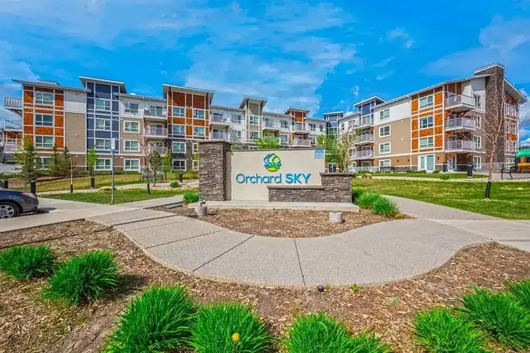 Cozy 2 Bath, 2 bed + Den+ balcony+ Corner unit on second floor | 2202 - 302 Skyview Ranch Drive, Calgary - Cozy 2 Bath, 2 bed + Den+ balcony+ Corner unit on second floor | 2202 - 302 Skyview Ranch Drive, Calgary - lokatix rental apartment