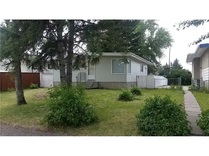 3 bedrooms Main Floor located in Dover | 3470 32A Avenue Southeast, Calgary - 3 bedrooms Main Floor located in Dover | 3470 32A Avenue Southeast, Calgary - location appartement lokatix