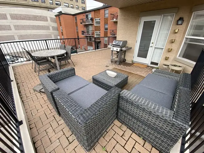 Sunny Corner Suite with Huge Patio | 323 18 Ave SW, Calgary - Sunny Corner Suite with Huge Patio | 323 18 Ave SW, Calgary - location appartement lokatix