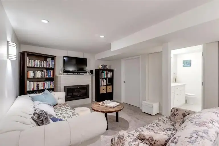 Bright & Updated Basement Suite | Calgary - Bright & Updated Basement Suite | Calgary - lokatix rental apartment