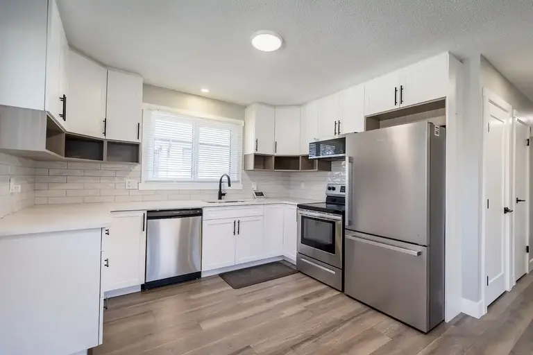 Modern Renovated Bright 3 Bedroom Unit | 12218 122 Avenue Northwest, Edmonton - Modern Renovated Bright 3 Bedroom Unit | 12218 122 Avenue Northwest, Edmonton - lokatix rental apartment