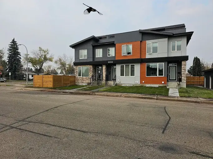 Prime location close to the new LRT Valley Line! Roof top patio!! | 9002 58 Street Northwest, Edmonton - Prime location close to the new LRT Valley Line! Roof top patio!! | 9002 58 Street Northwest, Edmonton - location appartement lokatix